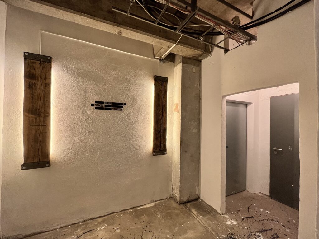 Photo of the finished entrance area to the rehearsal room and recording room of the recording studio Berlin in the basement 